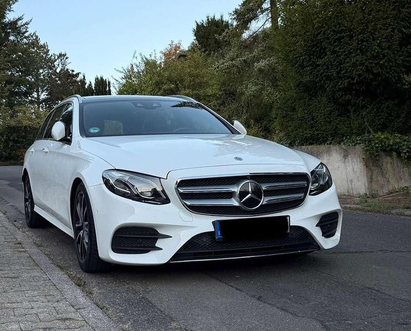 Weiß Gebraucht 2019 Mercedes E300 AMG line Kombi | 34.000 € (Teuer) - Bild 1/4