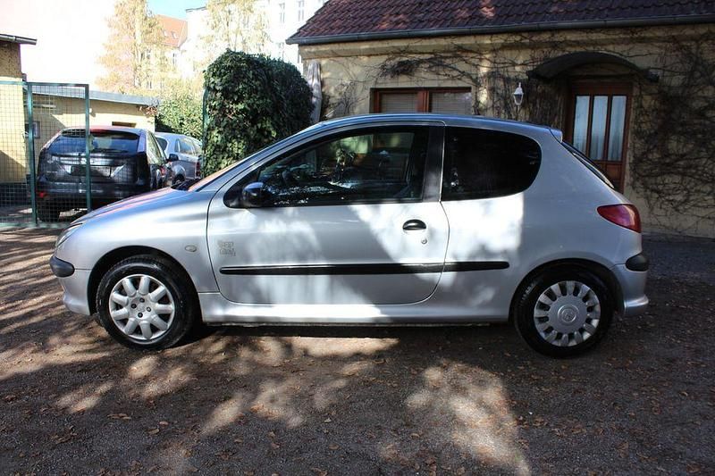 Gebraucht Peugeot 206 60 PS (44 kW) 2004 Silber Limousine