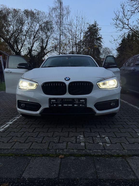 Weiß Gebraucht 2017 BMW 116 Sport Line Kleinwagen | 15.800 € (Teuer) - Bild 1/4