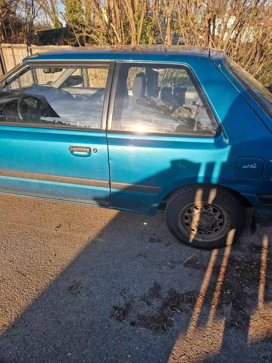 Second-hand Mazda 323 88 CP (64 kW) 1994 Albastru Hatchback
