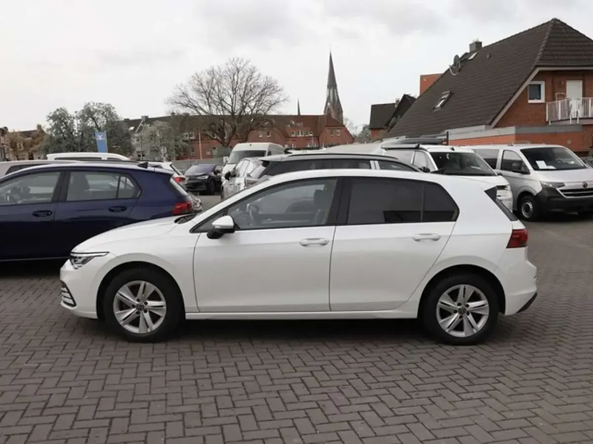 Gebraucht VW Golf VIII R 131 PS (96 kW) 2023 Oryxweiß perlmutteffekt Limousine