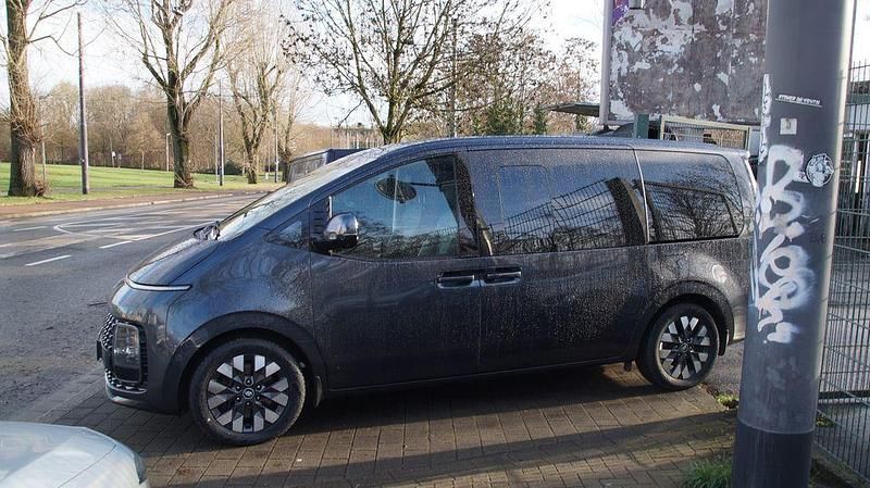 Gebraucht Hyundai Staria Signature 177 PS (130 kW) 2022 Schwarz Van / Kleinbus