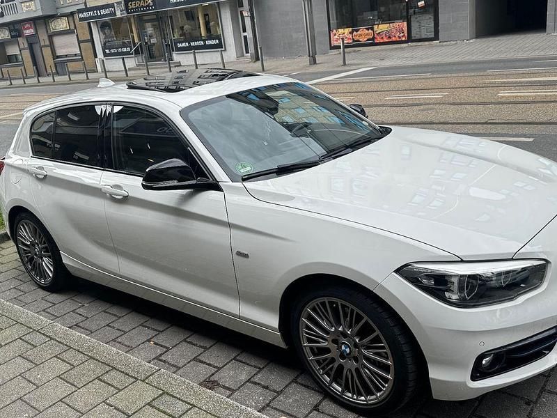 Weiß Gebraucht 2018 BMW 120 Sport Line Kleinwagen | 18.900 € (Fairer Preis) - Bild 1/4