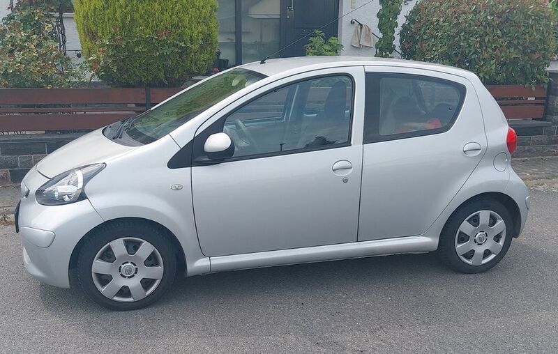 Silber Gebraucht 2006 Toyota Aygo Kleinwagen | 3.600 € (Fairer Preis) - Bild 1/3