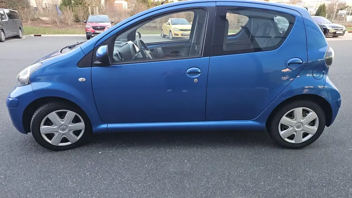 Gebraucht Toyota Aygo 68 PS (50 kW) 2011 Blau Kleinwagen