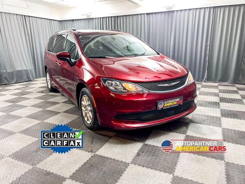 Rot Gebraucht 2021 Chrysler Voyager Van / Kleinbus | 25.990 € - Bild 1/4