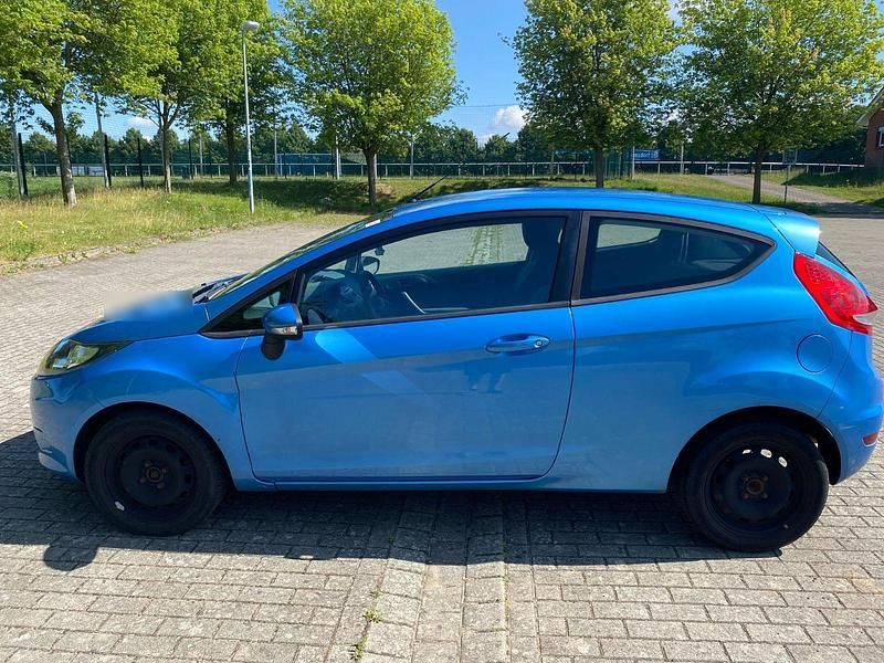 Gebraucht Ford Fiesta Ambiente 82 PS (60 kW) 2009 Blau Kleinwagen