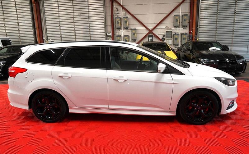 Gebraucht Ford Focus ST 250 PS (183 kW) 2016 Weiß Kombi