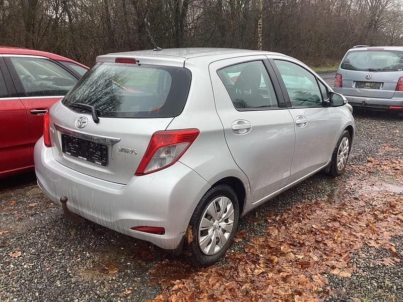 Gebraucht Toyota Yaris 90 PS (66 kW) 2012 Silber Kleinwagen