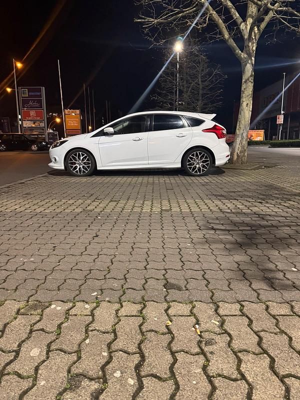 Gebraucht Ford Focus 150 PS (110 kW) 2014 Weiß Limousine