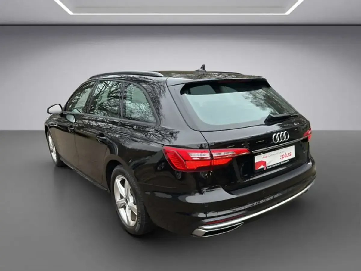Używany Audi A4 Advanced 204 KM (150 kW) 2022 Czarny Kombi