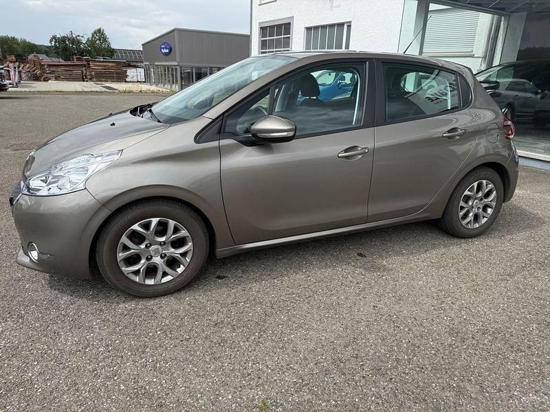 Grau Gebraucht 2012 Peugeot 208 Active Kleinwagen | 7.990 € (Etwas zu teuer) - Bild 1/4