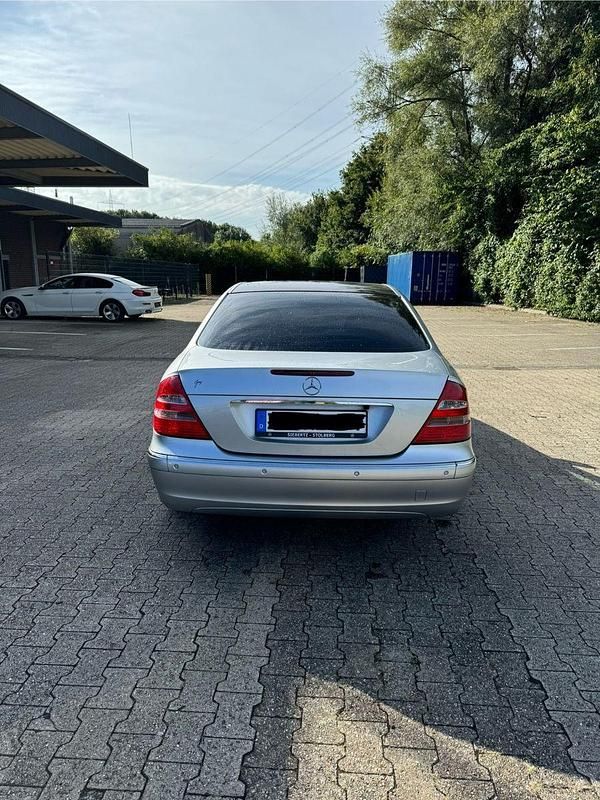 Silber Gebraucht 2002 Mercedes E240 Elegance Limousine | 7.000 € (Teuer) - Bild 1/4