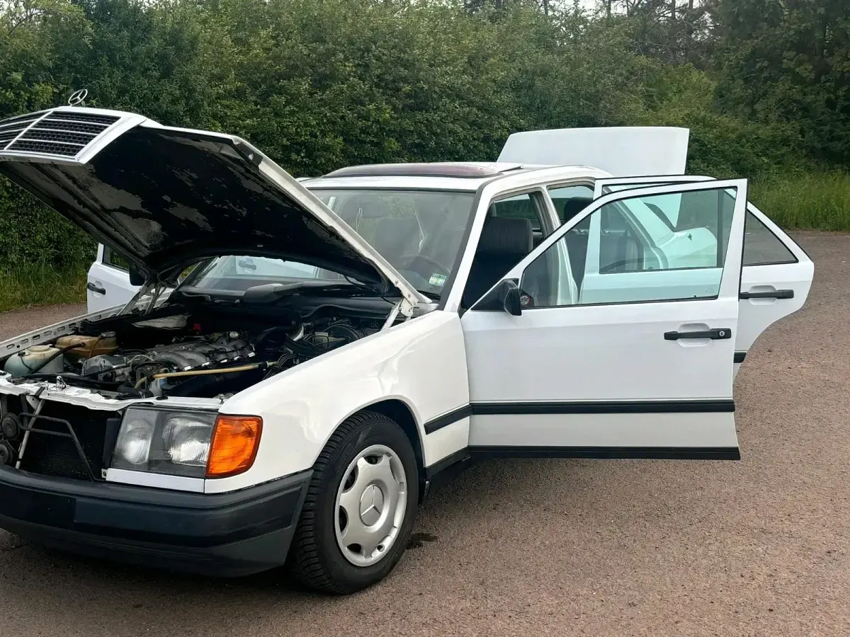 Gebraucht Mercedes E300 109 PS (80 kW) 1986 Weiß Limousine
