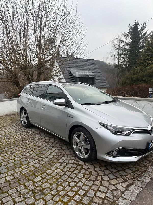 Grau Gebraucht 2017 Toyota Auris Hybrid Limousine | 16.500 € (Fairer Preis) - Bild 1/4