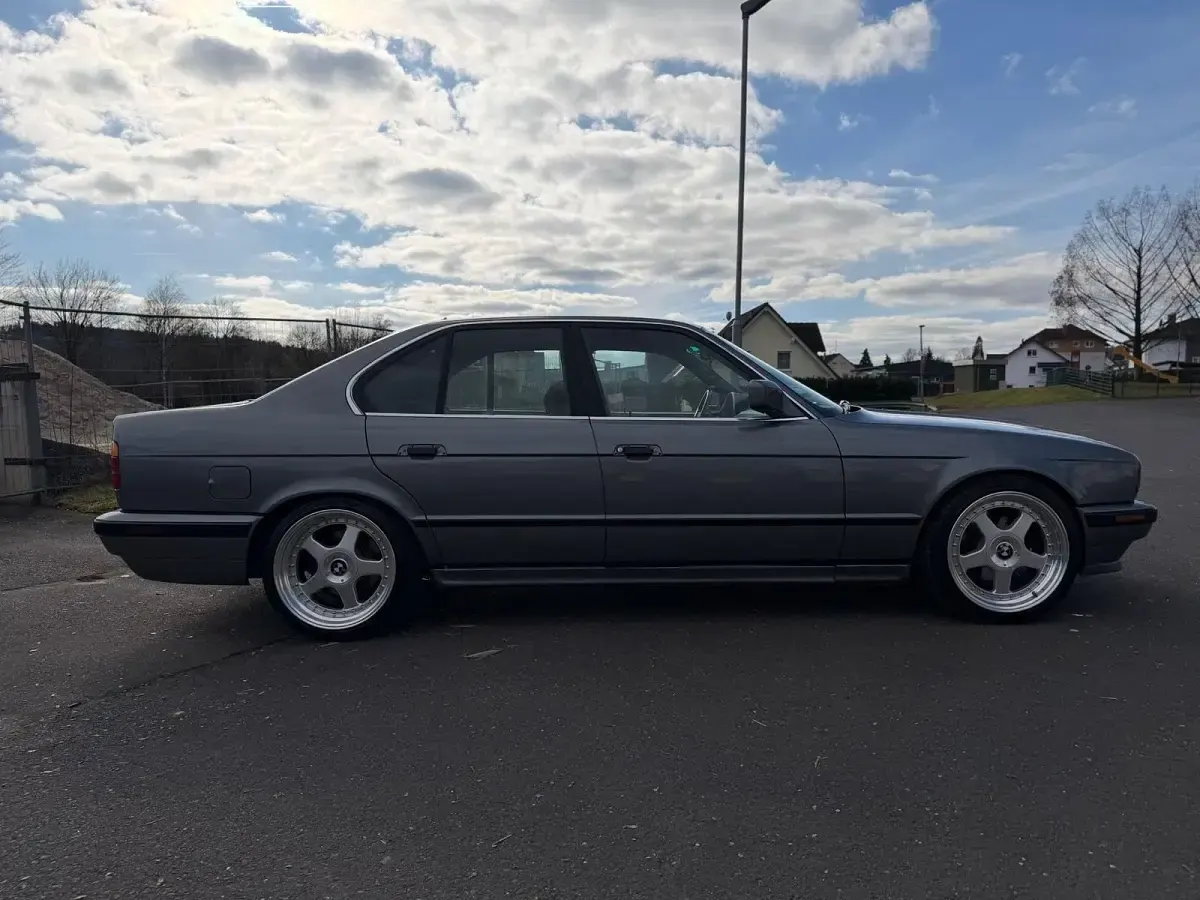 Używany BMW 520 150 KM (110 kW) 1991 Szary Sedan/Limuzyna