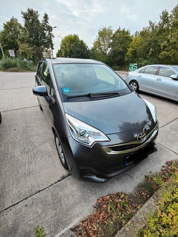 Grau Gebraucht 2015 Toyota Verso-S Van / Kleinbus | 11.199 € (Etwas zu teuer) - Bild 1/4