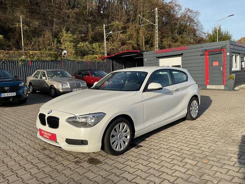 Weiß Gebraucht 2013 BMW 114 Sport Line Kleinwagen | 3.590 € (Guter Preis) - Bild 1/4