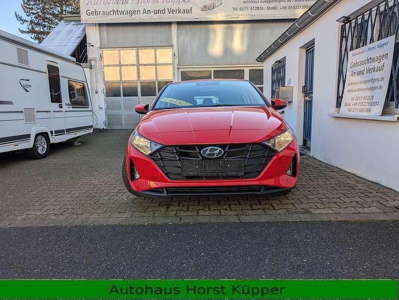 Gebraucht Hyundai i20 Select 84 PS (61 kW) 2021 Tomato red / sol Kleinwagen