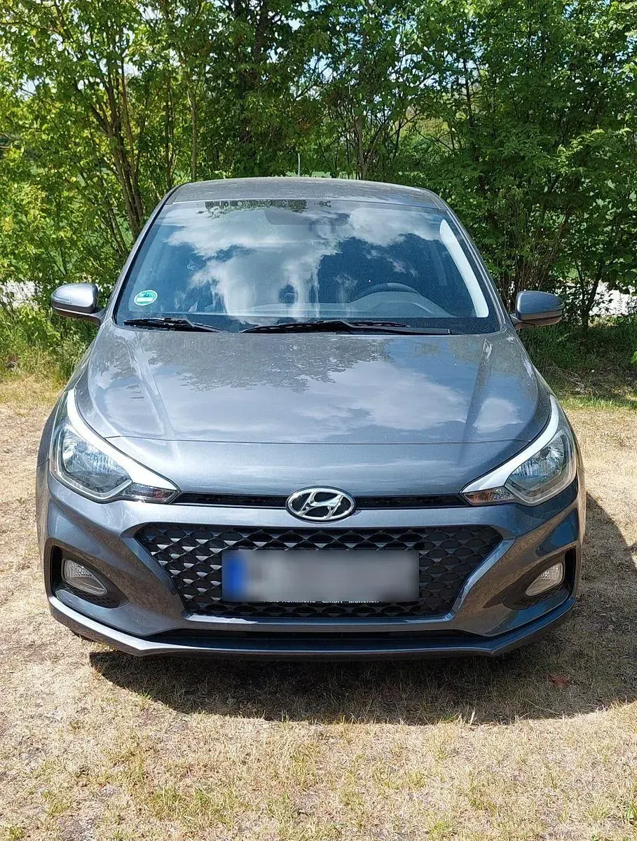 Gebraucht Hyundai i20 Select 75 PS (55 kW) 2020 Grau Kleinwagen