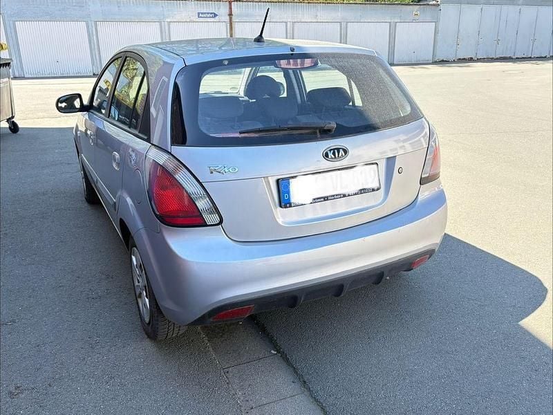 Usata Kia Rio 97 CV (71 kW) 2011 Argento Berlina
