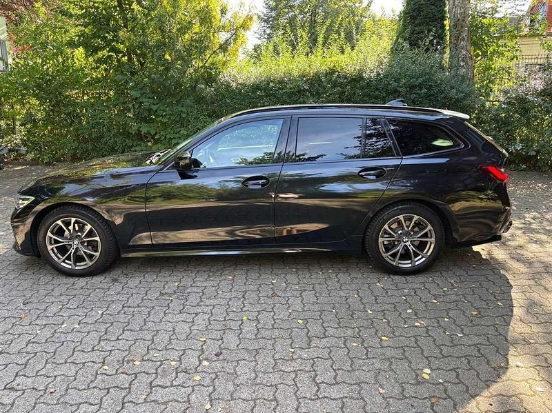 Schwarz Gebraucht 2020 BMW 318 M Sport Kombi | 17.999 € (Superpreis) - Bild 1/4