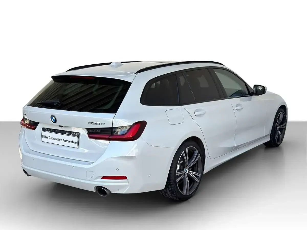 Gebraucht BMW 330 Performance 286 PS (210 kW) 2022 Mineralweiss met. Kombi