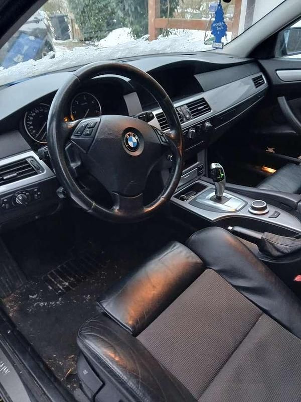 Gebraucht BMW 525 197 PS (144 kW) 2008 Schwarz Kombi