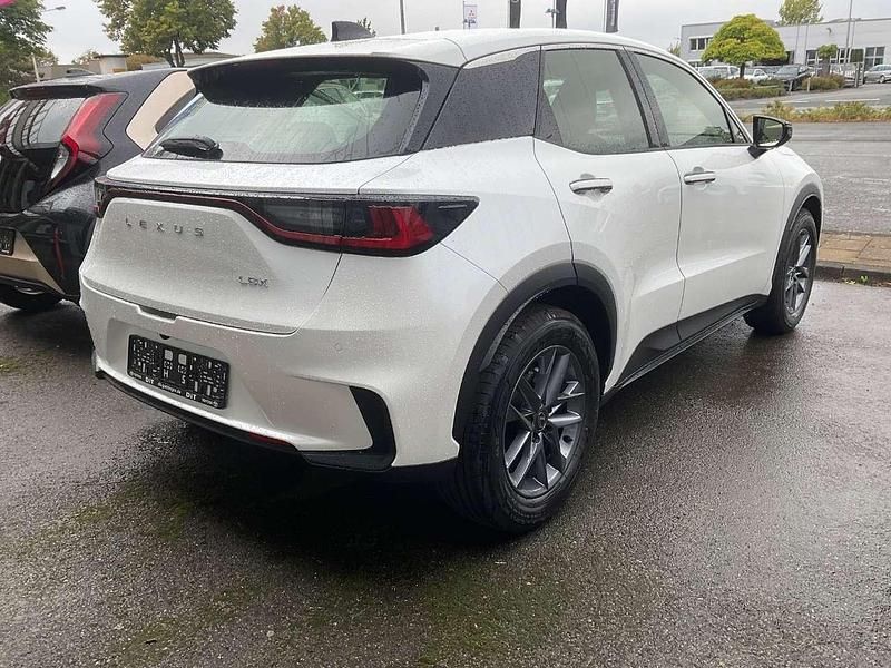 Neu Lexus LBX 136 PS (100 kW) 2026 Titaniumweiß SUV
