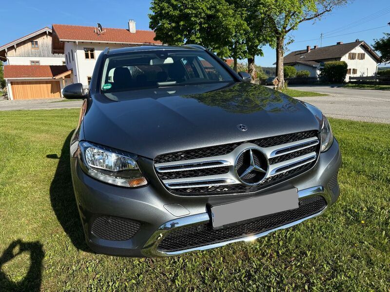 Grau Gebraucht 2017 Mercedes GLC220 Exclusive SUV | 20.900 € (Fairer Preis) - Bild 1/4