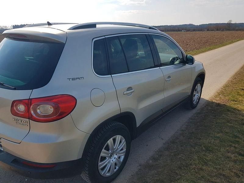 Gebraucht VW Tiguan Team 140 PS (102 kW) 2011 Grau SUV