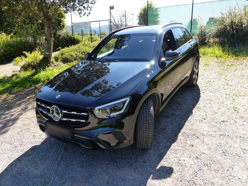 Schwarz Gebraucht 2020 Mercedes GLC300e Night SUV | 32.800 € (Guter Preis) - Bild 1/4