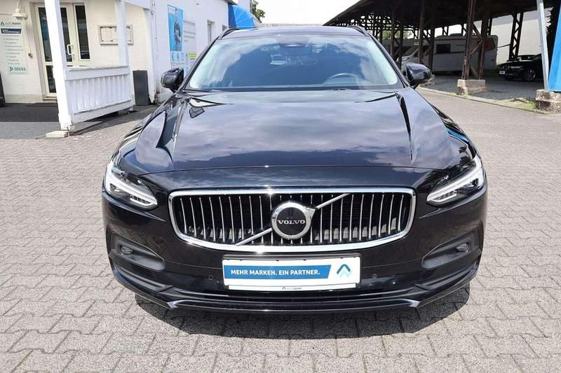Gebraucht Volvo V90 Momentum 197 PS (144 kW) 2022 Onyx black Kombi