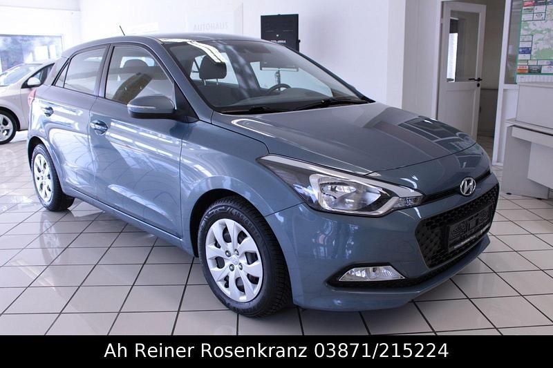 Gebraucht Hyundai i20 Trend 90 PS (66 kW) 2015 Blau Kleinwagen