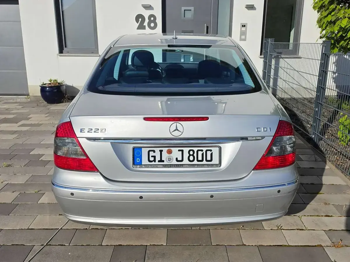 Gebraucht Mercedes E220 Avantgarde 170 PS (125 kW) 2007 Silber Limousine
