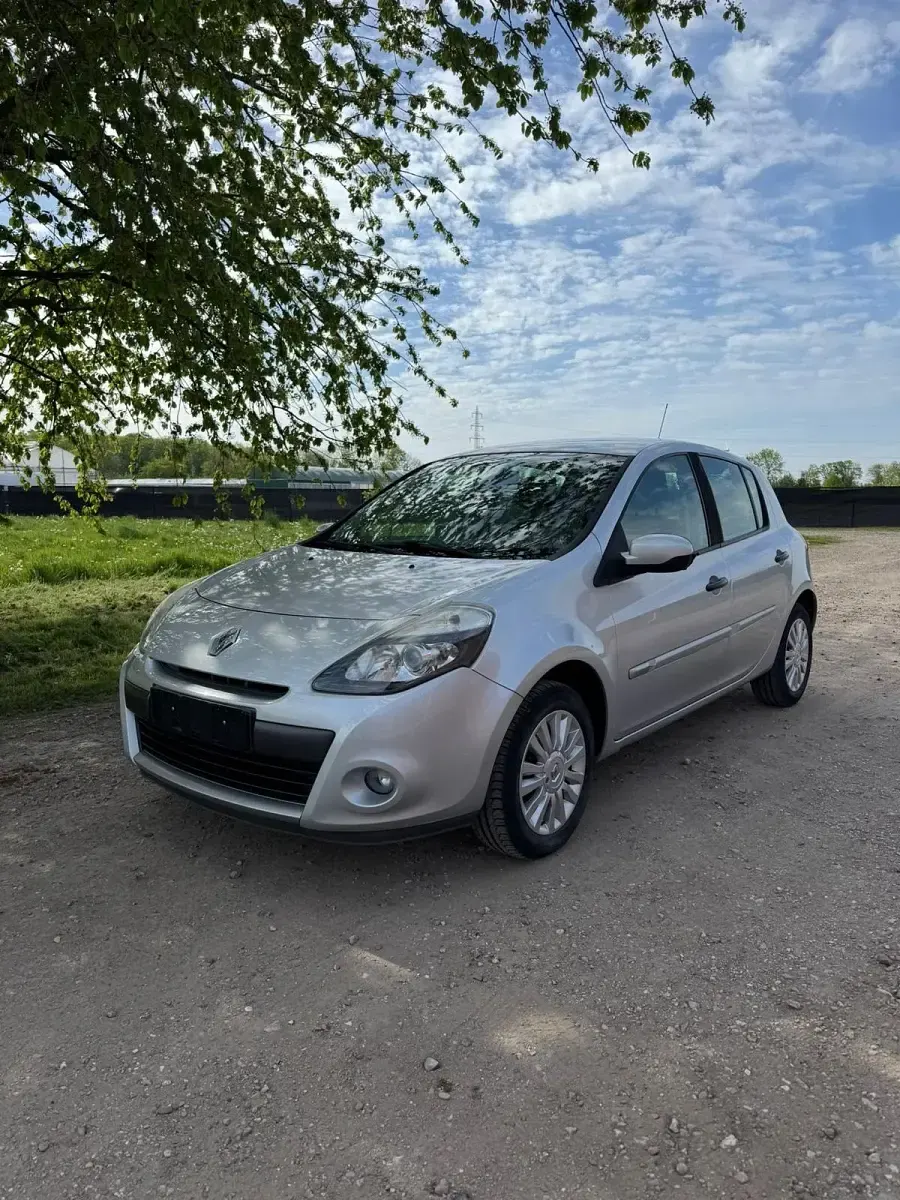 Gebraucht Renault Clio III 75 PS (55 kW) 2009 Silber Limousine