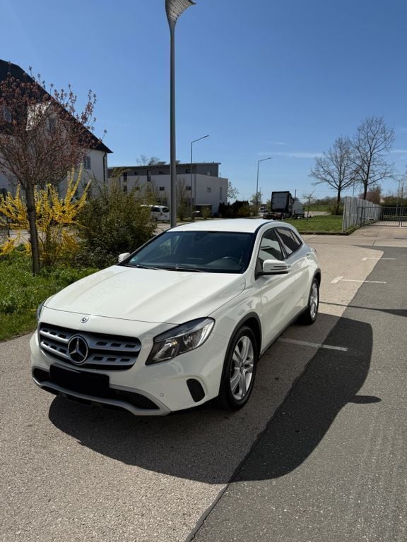 Weiß Gebraucht 2017 Mercedes GLA200 SUV | 17.399 € (Guter Preis) - Bild 1/4