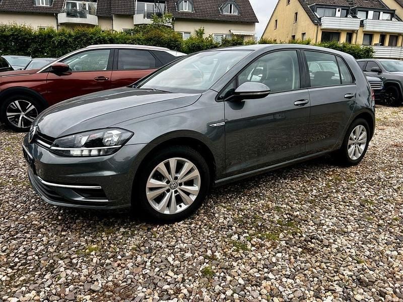 Gebraucht VW Golf VII Comfortline 131 PS (96 kW) 2019 Grau Limousine