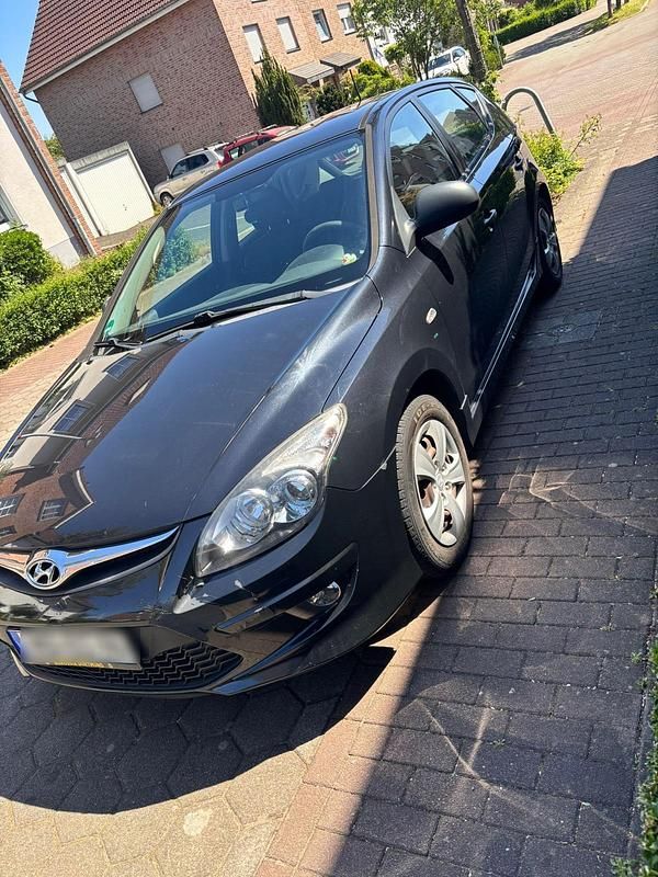 Schwarz Gebraucht 2010 Hyundai i30 Limousine | 2.350 € (Guter Preis) - Bild 1/4