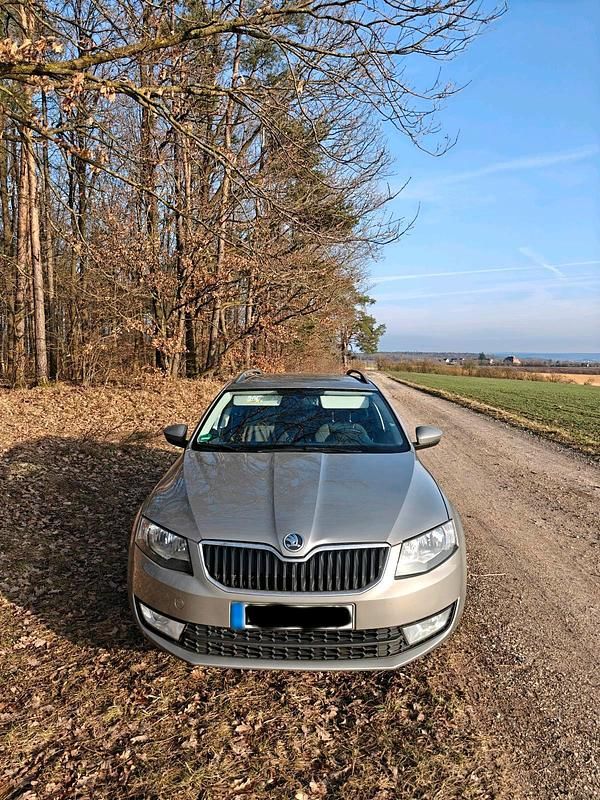 Gebraucht Skoda Octavia 150 PS (110 kW) 2015 Gold Kleinwagen