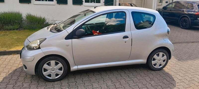 Silber Gebraucht 2009 Toyota Aygo Kleinwagen | 2.490 € (Fairer Preis) - Bild 1/4