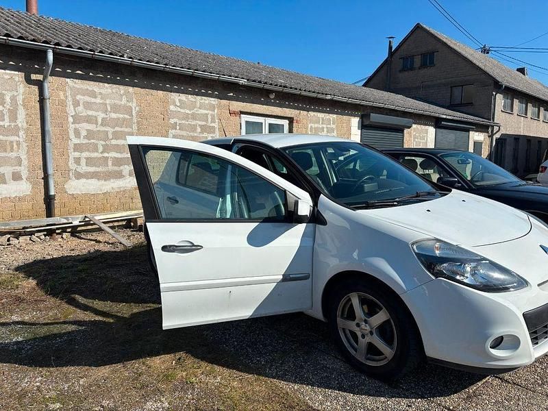 Gebraucht Renault Clio II Luxe 111 PS (81 kW) 2010 Weiß Limousine