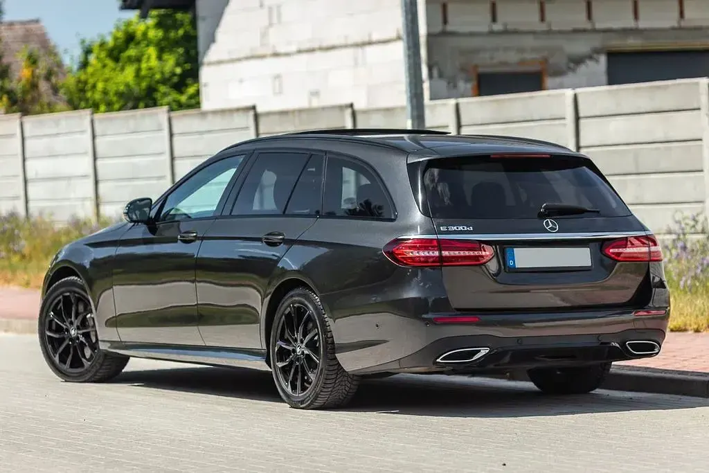 Gebraucht Mercedes E300 AMG line 194 PS (142 kW) 2022 Grau Limousine