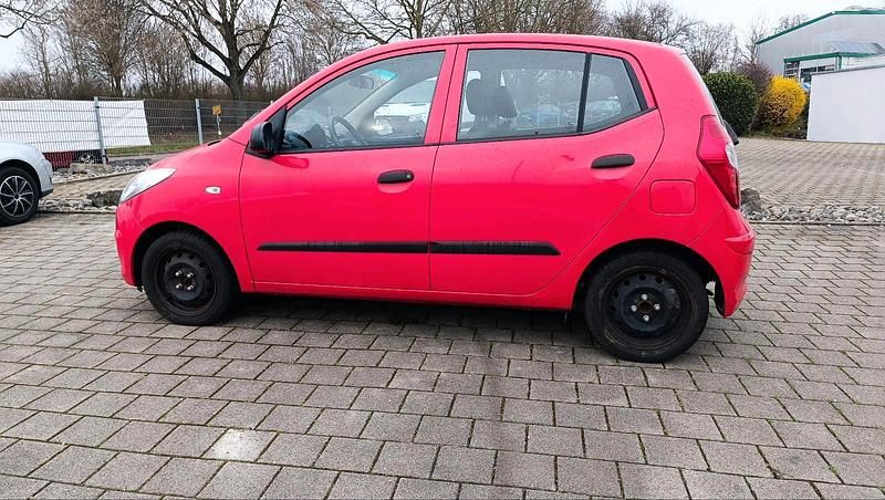 Gebraucht Hyundai i10 70 PS (51 kW) 2012 Rot Kleinwagen