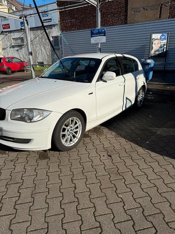 Gebraucht BMW 116 122 PS (89 kW) 2011 Weiß Kleinwagen