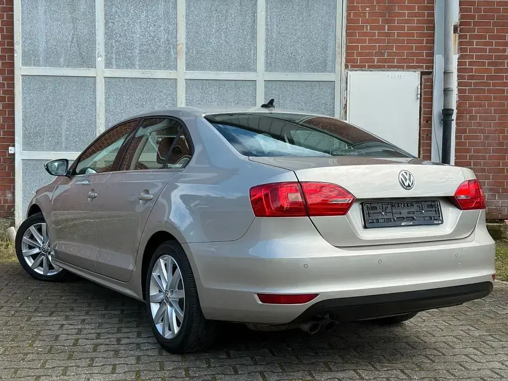 Używany VW Jetta Highline 160 KM (117 kW) 2014 Srebrny Sedan/Limuzyna
