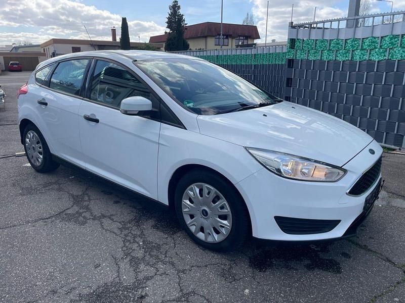 Gebraucht Ford Focus Ambiente 101 PS (74 kW) 2016 Weiß Limousine