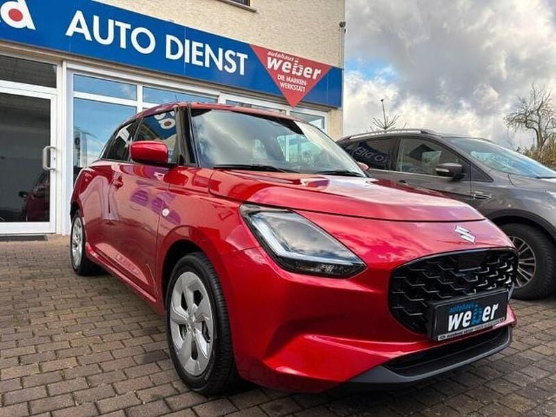Gebraucht Suzuki Swift Comfort 83 PS (61 kW) 2025 Burning red pearl metallic Kleinwagen