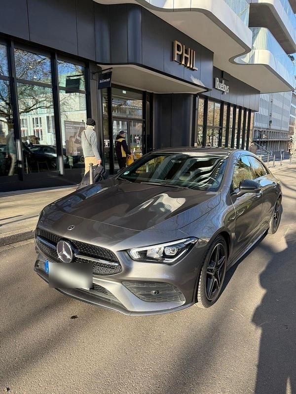 Grau Gebraucht 2021 Mercedes CLA200 AMG line Coupé | 22.999 € (Superpreis) - Bild 1/4