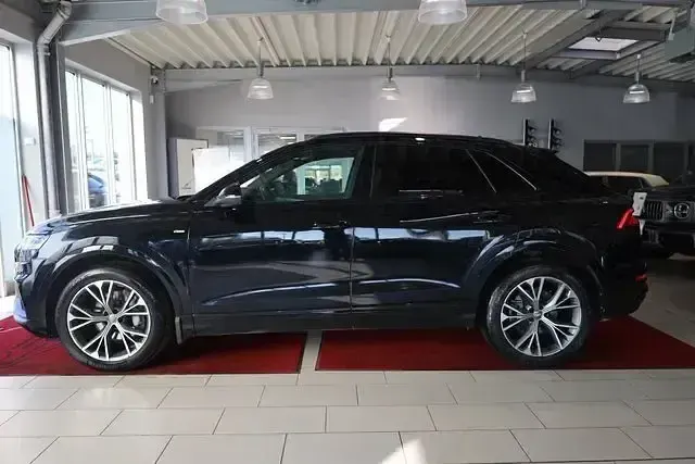 Gebraucht Audi Q8 S-Line 286 PS (210 kW) 2019 Tiefschwarz SUV